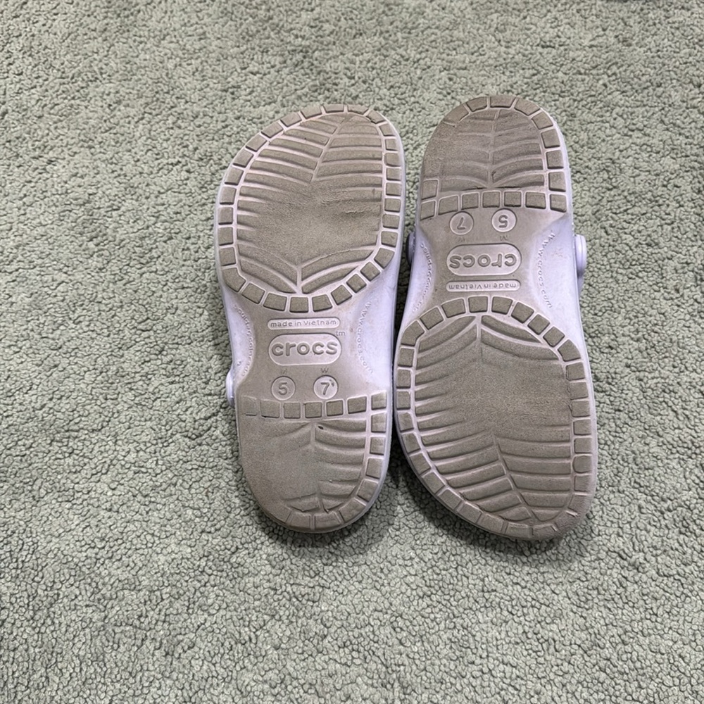 one pair of classic clog crocs (size: women 7, men 5) in light purple - Picture 4 of 4